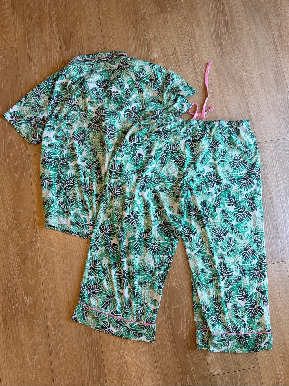 Tropical Green Leaf-Print Short-Sleeve & Capris Pajama Set - Picture 10 of 16